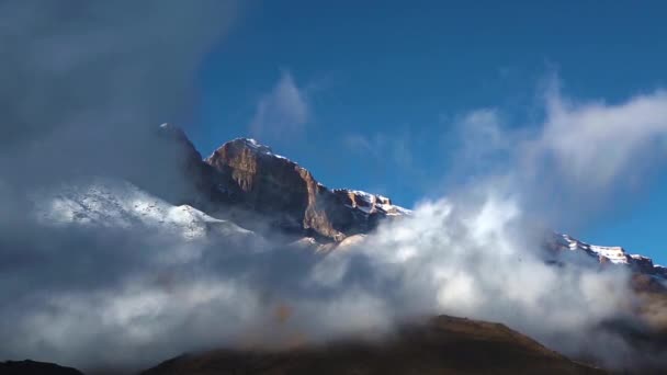 山の風景 空の雲 美しい渓谷の雲の下の美しい山々 の動き 北のコーカサスの大自然 — ストック動画