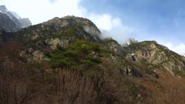 Dağ manzarası. Bulutlar gökyüzü üzerinde pitoresk gorge bulutlarda altında güzel dağlar hareketi. Vahşi doğa Kuzey Kafkasya
