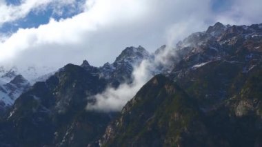 Dağ manzarası. Bir panorama pitoresk gorge bulutlarda altında güzel dağlar. Vahşi doğa Kuzey Kafkasya