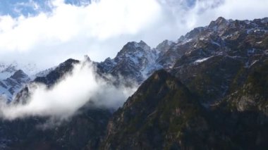 Dağ manzarası. Bir panorama pitoresk gorge bulutlarda altında güzel dağlar. Vahşi doğa Kuzey Kafkasya