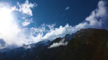 Dağ manzarası. Bir panorama pitoresk gorge bulutlarda altında güzel dağlar. Vahşi doğa Kuzey Kafkasya