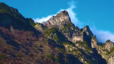 Dağ manzarası. Bir panorama pitoresk gorge bulutlarda altında güzel dağlar. Vahşi doğa Kuzey Kafkasya