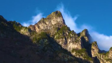 Dağ manzarası. Bulutlar gökyüzü üzerinde pitoresk gorge bulutlarda altında güzel dağlar hareketi. Vahşi doğa Kuzey Kafkasya