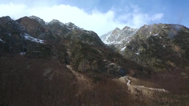 山风景 云在天空中的移动 美丽的山脉下的云彩在风景如画的峡谷 北高加索野生性质 — 图库视频影像