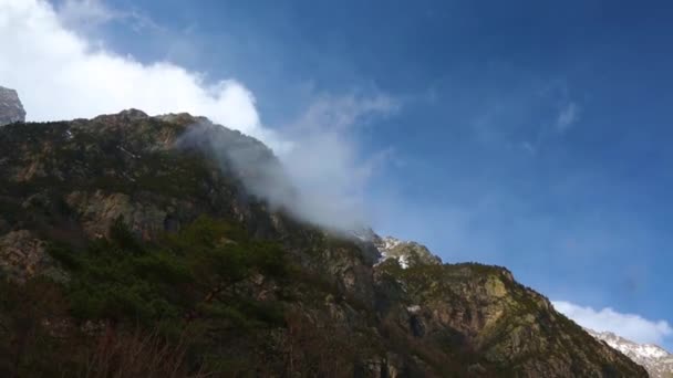Paisaje Montaña Movimiento Las Nubes Cielo Hermosas Montañas Bajo Las — Vídeo de stock