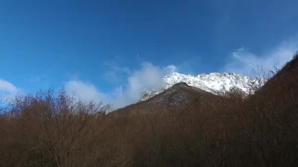 Bergslandskap Ett Panorama Vackra Bergen Moln Pittoreska Gorge Vilda Naturen — Stockvideo