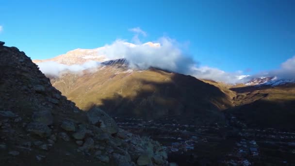 Bergslandskap Ett Panorama Vackra Bergen Moln Pittoreska Gorge Vilda Naturen — Stockvideo