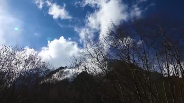 Bergslandskap Förflyttning Moln Himlen Vackra Berg Moln Pittoreska Gorge Vilda — Stockvideo