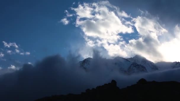 Berglandschap Verplaatsing Van Wolken Aan Hemel Prachtige Bergen Onder Wolken — Stockvideo