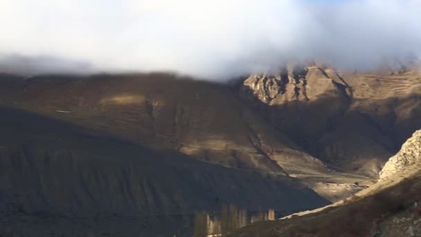 山风景 一个全景 美丽的山下的云在风景如画的峡谷 北高加索野生性质 — 图库视频影像