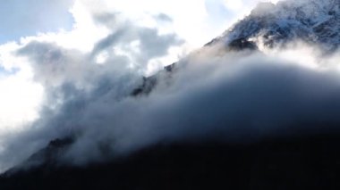 Dağ manzarası. Bir panorama pitoresk gorge bulutlarda altında güzel dağlar. Vahşi doğa Kuzey Kafkasya