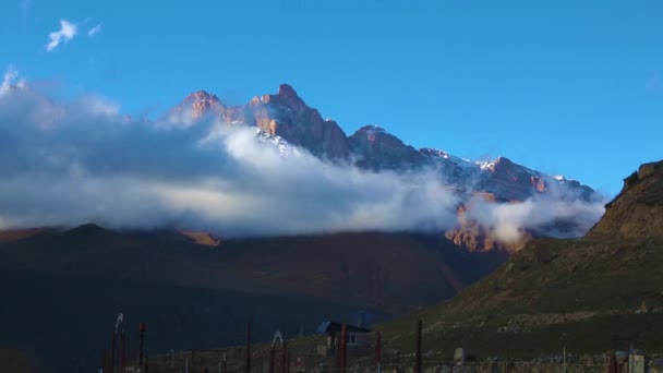 山の風景 空の雲 美しい渓谷の雲の下の美しい山々 の動き 北のコーカサスの大自然 — ストック動画