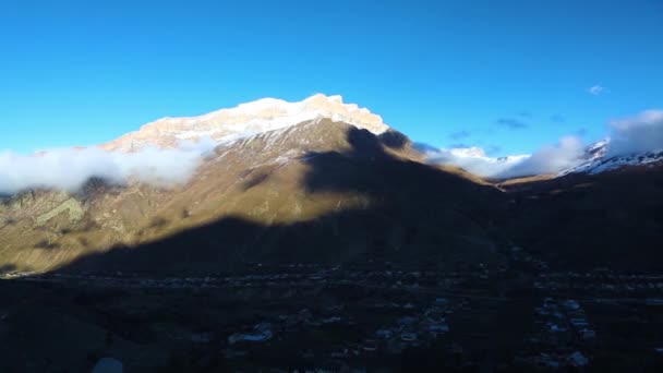 Ορεινό Τοπίο Ένα Πανόραμα Όμορφα Βουνά Κάτω Από Σύννεφα Στο — Αρχείο Βίντεο