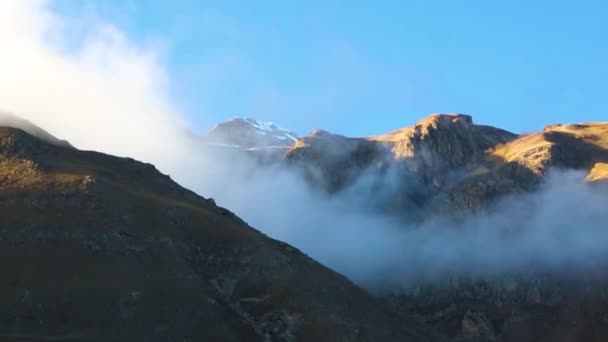 Berglandschaft Ein Panorama Schöne Berge Unter Wolken Der Malerischen Schlucht — Stockvideo