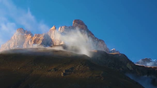 山の風景 空の雲 美しい渓谷の雲の下の美しい山々 の動き 北のコーカサスの大自然 — ストック動画
