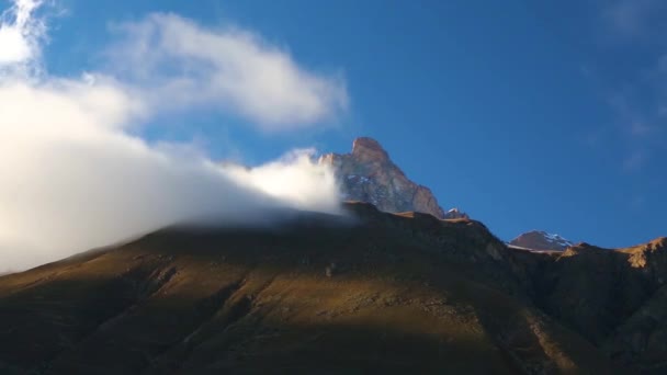 山风景 云在天空中的移动 美丽的山脉下的云彩在风景如画的峡谷 北高加索野生性质 — 图库视频影像