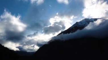 Dağ manzarası. En fazla beyaz bulutlar, pitoresk gorge güzel görünümünü, yüksek dağlar ile panorama. Doğa Kuzey Kafkasya dağlarda dinlenme