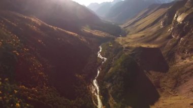Resimli vadideki dağ nehri.