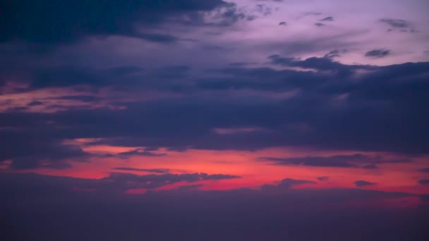 云彩在夜空中的移动 下降的趋势 — 图库视频影像
