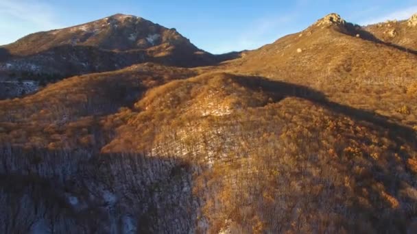 Bergslandskap Flygning Över Höga Klippor Naturen Norra Kaukasus — Stockvideo