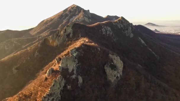 Dağ Manzarası Yüksek Kayaların Üzerinden Uçmak Kuzey Kafkasların Doğası — Stok video