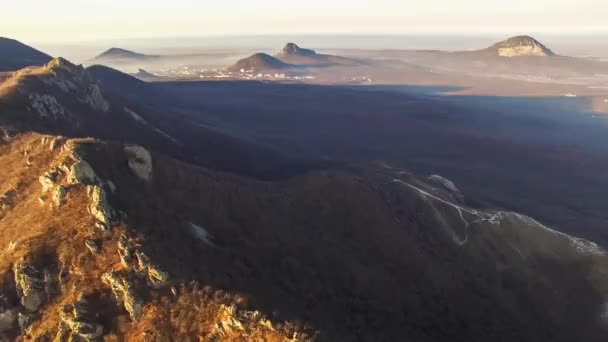 在山上飞行 高山岩石的美丽景色 北高加索地区的自然 — 图库视频影像