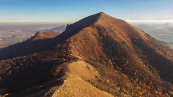 Górski Krajobraz Lot Nad Wysokimi Skałami Charakter Północnego Kaukazu — Wideo stockowe
