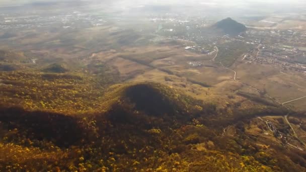 山の風景 高い岩の上を飛行し北コーカサスの性質は — ストック動画