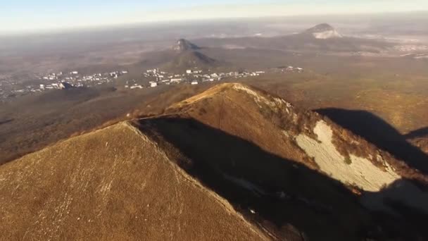 Dağ Manzarası Yüksek Kayaların Üzerinden Uçmak Kuzey Kafkasların Doğası — Stok video