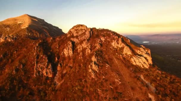 山の風景 高い岩の上を飛行し北コーカサスの性質は — ストック動画
