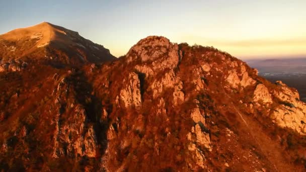 Горный Пейзаж Полет Над Высокими Скалами Природа Северного Кавказа — стоковое видео