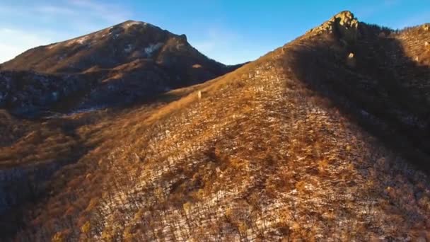 Berglandschap Vlucht Hoge Rotsen Aard Van Noordelijke Kaukasus — Stockvideo