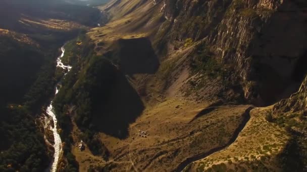 La rivière de montagne dans la gorge pittoresque 