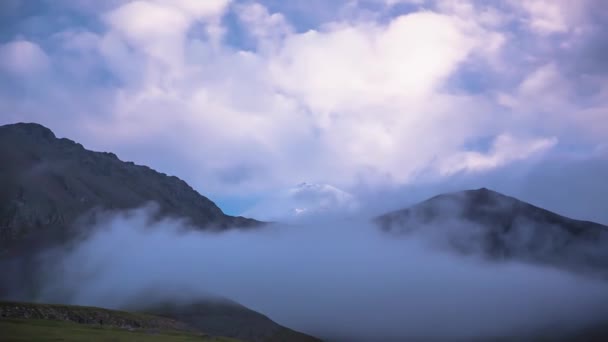 Высокие Горы Тумане Движение Облаков Горном Ущелье Природа Северного Кавказа — стоковое видео