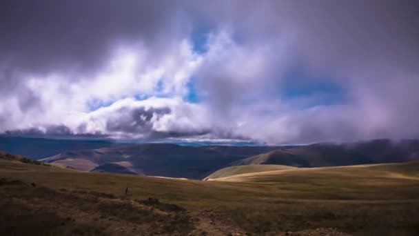 Alte Montagne Nella Nebbia Movimento Delle Nuvole Nella Gola Montagna — Video Stock