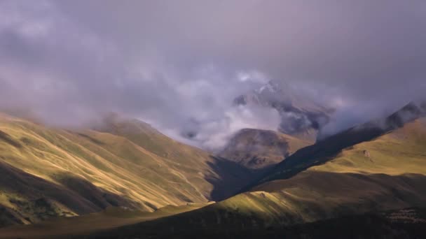 Wysokie Góry Mgle Ruch Chmur Wąwozie Górskim Przyroda Północnego Kaukazu — Wideo stockowe
