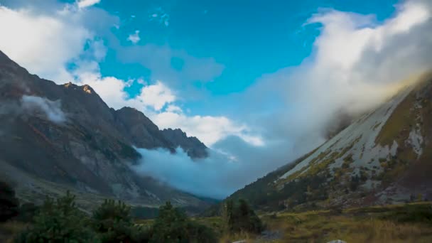 Hoge Bergen Mist Beweging Van Wolken Bergkloof Natuur Van Noordelijke — Stockvideo