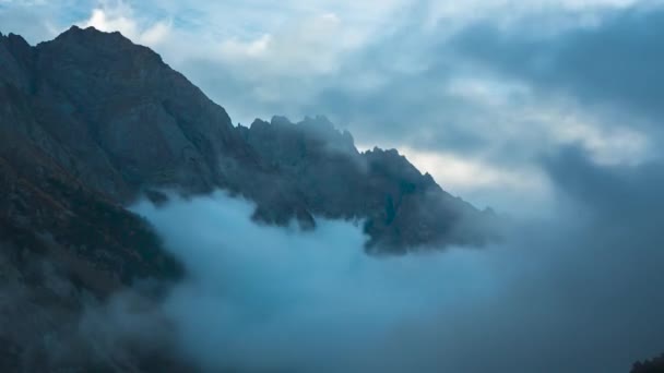 Hoge Bergen Mist Beweging Van Wolken Bergkloof Natuur Van Noordelijke — Stockvideo