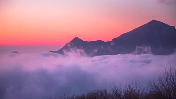 雲の上の山 低霧の動き — ストック動画