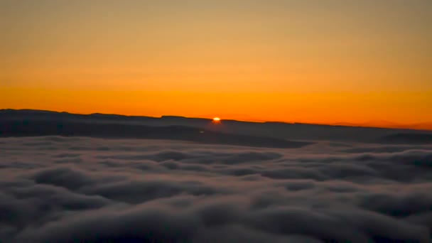 Puesta Sol Sobre Niebla Nublado Bajo — Vídeo de stock
