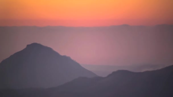 Berget Över Molnen Rörelsen Låg Dimma — Stockvideo