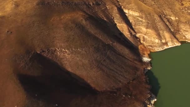 Belo Lago Nas Montanhas Ervas Daninhas Desfiladeiro Montanha Sobre Lago — Vídeo de Stock