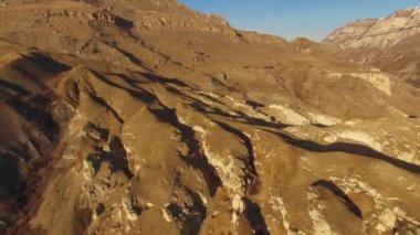 Dağlarda uçmak. Güzel dağ kayaları manzarası, Kuzey Kafkasya 'nın doğası