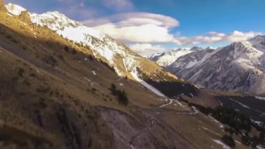Dağlarda uçmak. Güzel dağ kayaları manzarası, Kuzey Kafkasya 'nın doğası