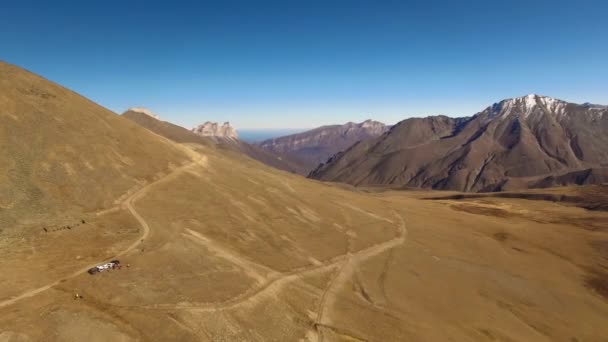 在山上飞行 高山岩石的美丽景色 北高加索地区的自然 — 图库视频影像