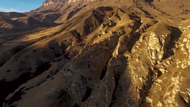 Dağlarda Uçmak Güzel Dağ Kayaları Manzarası Kuzey Kafkasya Nın Doğası — Stok video