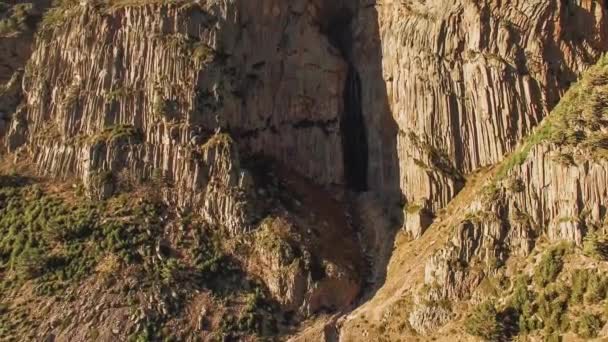 Dağlarda Uçmak Güzel Dağ Kayaları Manzarası Kuzey Kafkasya Nın Doğası — Stok video