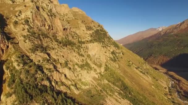 Flyg Bergen Vacker Utsikt Över Berg Stenar Naturen Norra Kaukasus — Stockvideo