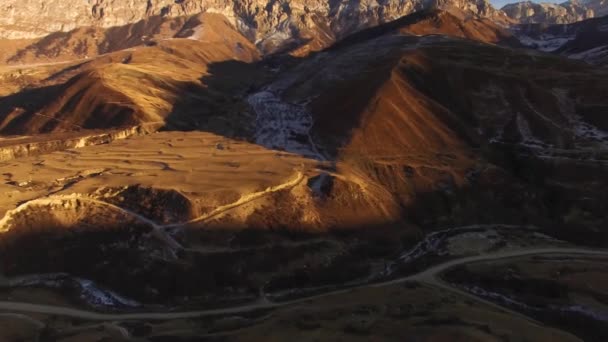 在山上飞行 高山岩石的美丽景色 北高加索地区的自然 — 图库视频影像