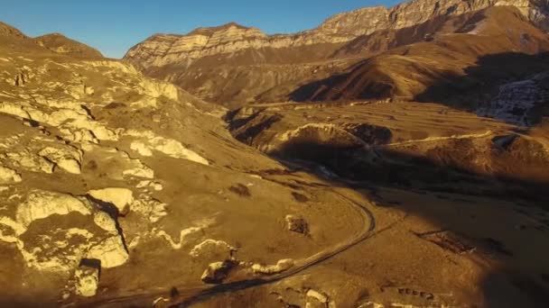 Repülés Hegyekben Gyönyörű Kilátás Hegyi Sziklák Természet Észak Kaukázus — Stock videók